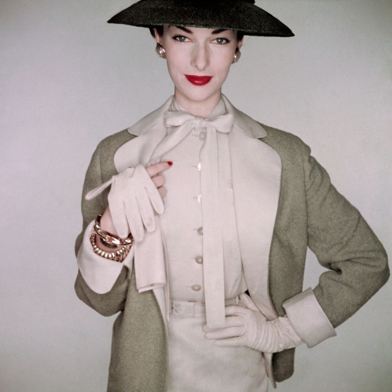 a-vision-of-elegance-in-1953-photographed-by-clifford-coffin