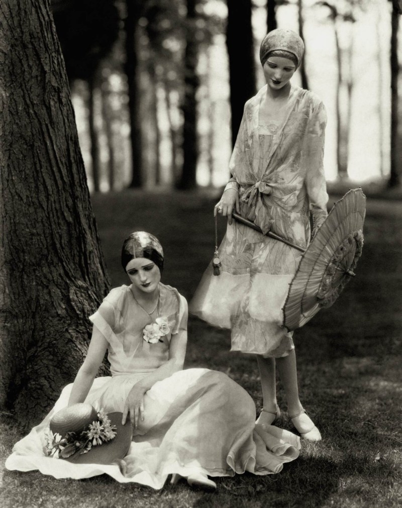 vogue-models-marion-morehouse-and-helen-lyons-pose-for-edward-steichen-in-chiffon-dresses-1926