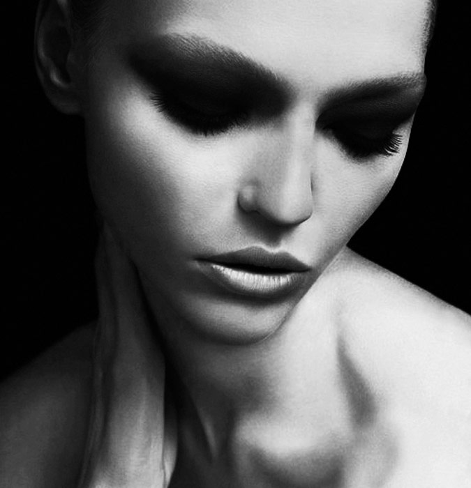 черно-белое фото девушки
