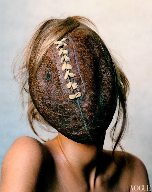Девушка в маске из футбольного мяча