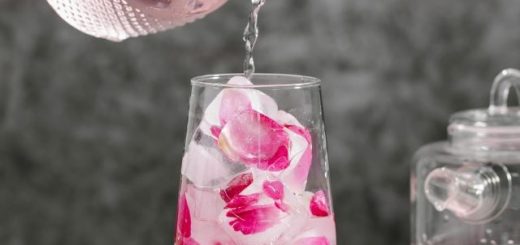 Розовая вода и зачем она нам нужна