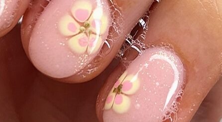 Летний манифест стиля: главные тренды маникюра 2025